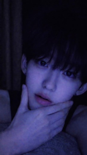 챗지피티로 세로 프레임 저조도 셀카 만들기