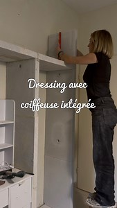 15K views · 700 reactions | Une création en béton cellulaire de plus ! Une !  Cette fois je réalise un dressing avec coiffeuse intégrée pour Maéva ! Tellement hâte de l’enduire ! Je l’ai dessiné avec elle, ça va être canon !! La suite arrive avec le tuto détaillé, abonne-toi 﫶 #siporex #betoncellulaire #travaux #dressing | Angélique De Souza | Facebook