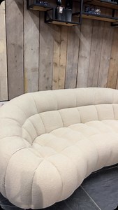 Teddy stof 🤍 Je kan er bijna niet meer om heen. Deze heerlijke teddy stoffen zie je nu overal en wil je toch heerlijk in wegkruipen! Wij hebben ze in vele verschillende kleuren en soorten. Kom gezellig langs in de winkel om alles te bekijken! #interieur #woonwinkel #teddy #teddystof | DKW Woonvision