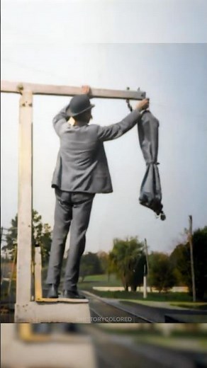 Delivering a mail bag to a moving train in 1903 - Restored Footage