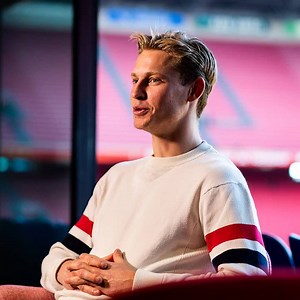 🤩 Frenkie de Jong introduces himself to the Barça fans 💙❤ Check out the full interview at http://ow.ly/uOdr30nMyUy 🤩 Así se presenta Frenkie de Jong 💙❤ Mira la entrevista completa en http://ow.ly/Fy6M30nMwat 🤩 Així es presenta De Jong 💙❤ Mira l'entrevista completa a http://ow.ly/eejQ30nMyXS #EnjoyDeJong | FC Barcelona