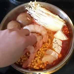 VIRAL: Korean Instant Noodle with Prawn & Cod is just mind blowing 😧😧😧 Look at that spicy soup!! Who's up for this? 🍜🌶 👉 Join global food community @eatandstructure 👈 📷 : @tastychef 🏬 : Homemade 💦 : TAG YOUR HUNGRY FRIENDS 💦 | EatandStructure