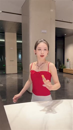 5.3K views · 311 reactions | 我目前的状态：游戏没有mvp；打扮不够sexy，追剧要借vip，电视就选Redmi MAX #搞笑 #反转 #beauty #lol | 王七叶 | Facebook