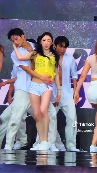 Iconic Dance Break Featuring Lee Chaeyeon from IZ*ONE