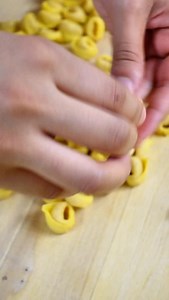 C’è una bellezza silenziosa in ogni tortellino chiuso a mano. Un gesto ripetuto con cura, che non smette mai di emozionare. #lesfoglinediviabelvedere #lesfoglinebologna #lesfogline | Le Sfogline Bologna