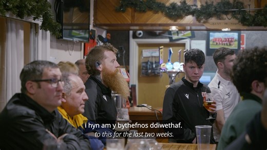 🗣️“Mae’r ardal i gyd wedi bod yn edrych ymlaen i hyn.” Roedd torf dda yn CPD Penrhyncoch FC i groesawu Neville Southall ❤️ #TogetherStronger | Bwrlwm Arfor | FA Wales