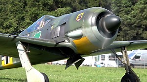Arthur Kohler flies his self made Focke Wulf 190 at the warbird meeting Oberhausen 2019 Model Data: Maßstab / Scale: 1/4 Spw. / Wingspan: 2.63 m (103.3") Gewicht / Weight: 24 kg (51 pounds) Motor: Moki 250 5 cylinder radial Propeller: 32" mit variabler Steigung (Eigenbau aus Kohlefaser nach Originalplänen) Propeller: 32" with variable pitch (own construction of carbon fiber according to original plans) Servos: Futaba Transmitter: Graupner MC24 & WEATRONIC Bauzeit: 3 Jahre Time to build: 3 years 