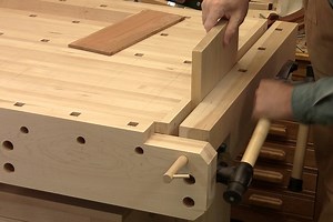 Dans cette vidéo, je vous démontre différentes options de serrage qu'offre mon Établi de rêve et vous présente quelques caractéristiques qui font de ce meuble un outil indispensable dans mon atelier. Cliquez pour voir plus... https://www.boispassionsetcie.com/fr/travail-bois-trucs-atelier/demonstrations-des-options-de-serrage-sur-mon-etabli-de-reve | Bois passions et cie