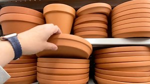 Spread paint on a pot lid for this brilliant front porch idea!
