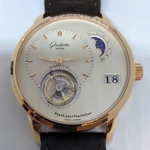 A heart-achingly beautiful Glashütte Original PanoLunarTourbillon with flying tourbillon, panorama date, offset dial and a moon phase indicator! 🌪💫🔥 Did you know the flying tourbillon complication was developed in Germany in 1920! Did you know that Glashutte Original watches with 'Pano' in their model names refers to a manual wind movement, and 'PanoMatic' refers to an automatic movement ... ? 🤓🇩🇪 This incredible example will set you back £71,280 (c.$117,400). 💰💸 📹: DM for credit. | The