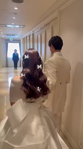 結婚式入場前の幸せな瞬間♡