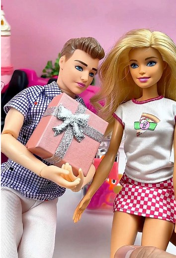 Barbie's Outfit for a Date! | Toy Review