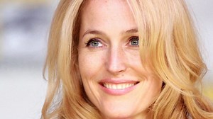 Podprsenka už nikdy víc, říká herečka Gillian Anderson. A co na to odborníci? – Lifee.cz