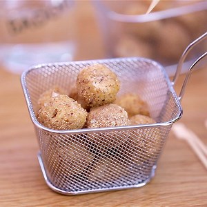 Cette recette de Billes à la mozzarella panée à la noisette sent bon l'apéro entre amis !! Découvrez comment la réaliser avec #Joyfood !👌 | Badoit