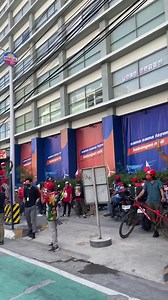 HAPPENING NOW: Supporters of BBM-Sara tandem are celebrating at the BBM Headquarters located in EDSA. As of writing, BBM still leads the presidential race with 30,963,185 votes. 📹: BusinessMirror #Eleksyon2022 | BusinessMirror