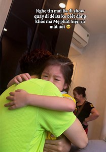 Ba đi show, mẹ phát hiện khóc