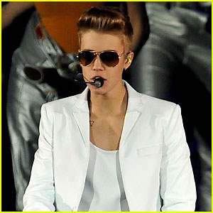 Justin Bieber Rushed to Hospital After Collapsing on Stage