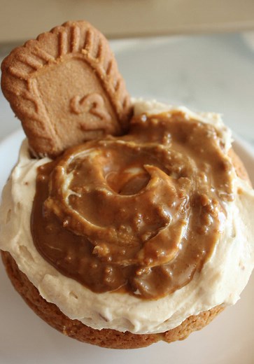 Delicious Vanilla Cupcakes with Biscoff Filling