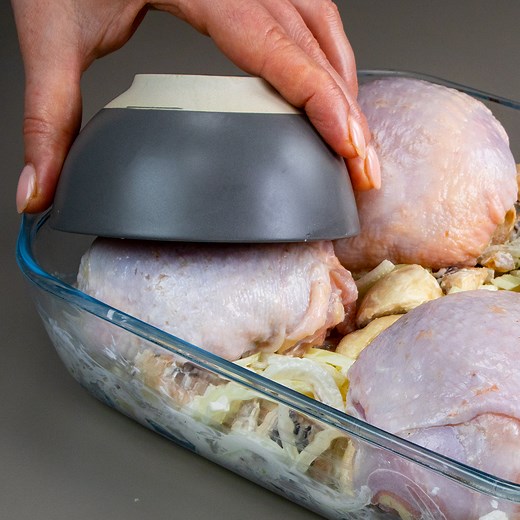 Omul cat traieste invata! Pulpe dezosate umplute - surprinzator de bune! Ingrediente : Pentru marinadă : lapte - 150 ml ulei de măsline - 50 ml cumin - 5 g sare - 5 g piper - 5 g praf de usturoi - 5 g pulpe dezosate - 300 g la marinat în frigider pentru 20 min pentru sos : paste de roșii - 50 g ulei - 30 ml apă - 30 ml boia de ardei dulce - 5 g sare - 5 g piper - 5 g pentru umplutură: cartofi fierți - 300 g cașcaval - 100 g ceapă - 200 g ciuperci - 300 g maioneză - 150 g Dimensiunea tavei 25 X 3