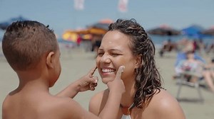 Sohn, der Mutter dabei hilft, Sonnencreme: Stockvideos & Filmmaterial (100 % lizenzfrei) 1103576039 | Shutterstock