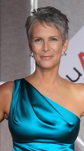 "Troppo audace per 64 anni? Jamie Lee Curtis scatena il dibattito" 💙 L'attrice ha sfilato sul tappeto rosso con un audace abito blu con ritagli - e internet si è acceso. Alcuni hanno lodato la sua sicurezza, altri l'hanno definita inappropriata. Guardate il look nei commenti qui sotto 👇 [Mostra altro] | ≈ TRA GENIO E FOLLIA ≈