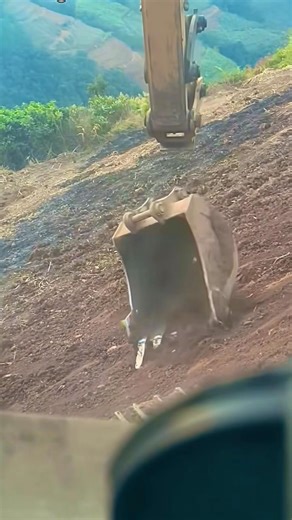 Wenn der Baggerlöffel mal fliegen geht😅 #bagger #baggerlife #fail #crash