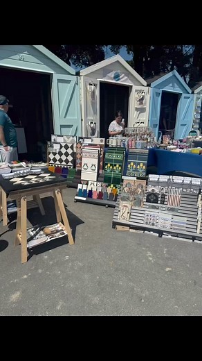 Local market down on Avon Beach… come and browse beautiful handcrafted gifts, pictures, jewellery, clothing and so much more! 🦞 | The Noisy Lobster Avon Beach