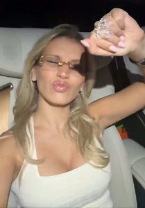Слушаю новую песню в машине, которую написала буквально недавно🙈Выпускаем?