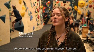 Boulderen is booming, blijkt ook uit de drukte bij de pas geopende nieuwe bouldergym voor studenten in het Universitair Sportcentrum. Het klimmen, klauteren en kletsen tussendoor maakt boulderen een perfecte studentensport. ‘Amsterdam heeft al veel hallen, maar dit is echt een pareltje.’ | Folia
