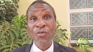 Ukhuluma ngogogo obelodumo uRose Nyathi obhubhe ngoMgqibelo wabekwa eLady Stanley Cemetery koBulawayo. (Video: Ezra Tshisa Sibanda) | VOA Ndebele