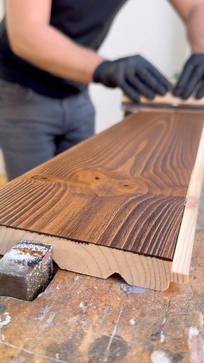 Besondere Effekte mit der Öl-Beize! 👩‍🎨 Mit der Duo-Ton-Technik könnt ihr auf strukturierten Holzoberflächen zwei verschiedene Farbtöne unserer Öl-Beize einsetzen, um die Maserung besonders effektvoll hervorzuheben und einen unglaublich lebendigen Look zu schaffen. Je ausgeprägter die Holzstruktur, desto beeindruckender wird das Ergebnis. Ihr liebt das Ungewöhnliche? Dann nichts wie los – probiert es aus! Es macht riesigen Spaß und sorgt garantiert für staunende Blicke. 🤩 👉🏻 Zunächst die Ob