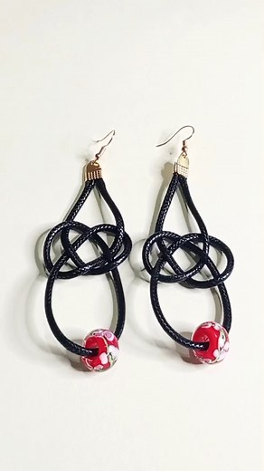 👉 Sígueme. Te comparto Cómo hacer unos aretes con hilo vinil en forma de infinito ♾️ #aretes #infinito #hilo #vinil | Cursos en Línea y Tutoriales de Bisutería KRÁSY