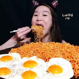 36K views · 2.9K reactions | It's INDOMIE time! Cooked some Hot & Spicy Indomie noodles in the Garlic Butter Style! Quick and easy recipe, and so delicious! #mukbang #indomie #recipes | Peggie Neo | Facebook