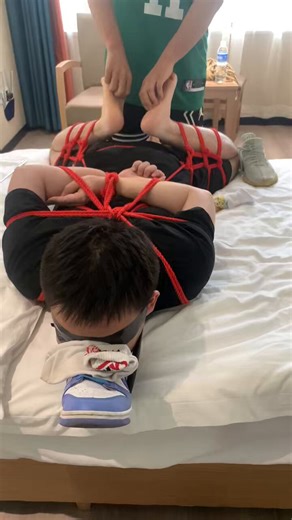 RT @Xiongxiong_: 鞋子，袜子，都被扒掉，可怜的小奶熊只能被篮球伪S虐没有保护的光脚丫🦶，还要被迫闻着篮球骚狗的原味袜子，故事马上迎来反转，篮球伪S，将会得到什么样的报复呢？敬请期待…