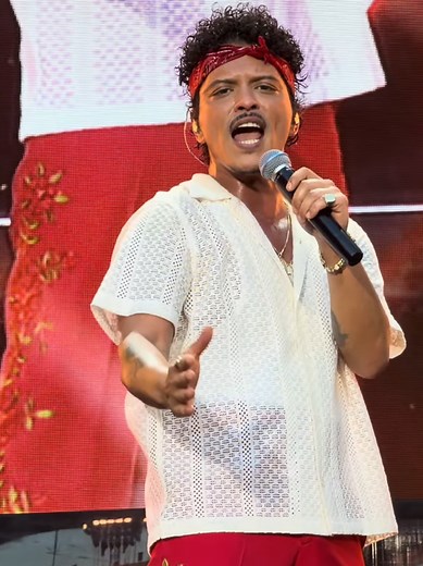 Bruno Mars - I Just Might (Live from The Romantic Tour 2026 Paris)