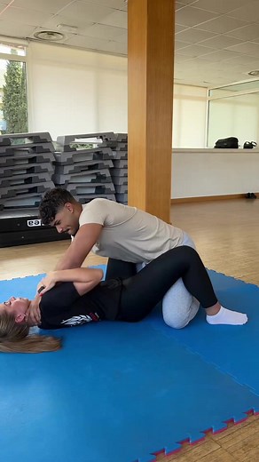 🔴 Come difendersi da un tentativo di stupro o violenza carnale? 💡 Questa è una tecnica che tutte le ragazze dovrebbero conoscere. In una situazione del genere, la sfida più grande è affrontare la paura e il blocco psicologico. È fondamentale mantenere la lucidità per poter reagire in modo efficace. ✔️ Cosa fare? •\tPosiziona un ginocchio tra te e l’aggressore per creare uno scudo e guadagnare spazio. •\tUsa tutta la tua forza per scalciare e mettere distanza tra voi. •\tAlzati velocemente e me