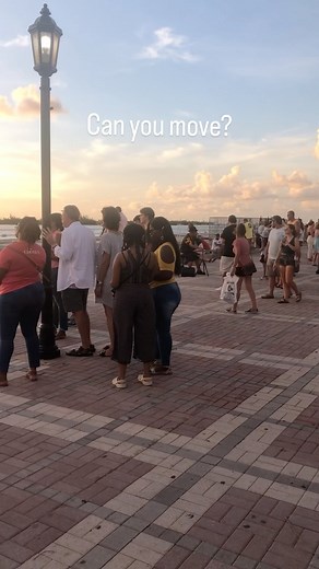 HOW TO AVOID CROWDS LIKE THESE👇🏻 Mallory Square is the most popular spot for viewing the sunset in Key West, so it’s no surprise that it’s always packed. Let’s face it, nothing ruins a good picture or video like having a million people in it. And I don’t know about you, but I’m usually too lazy to photoshop them out. Here’s my best advice for avoiding the crowds. PLAN AHEAD‼️ Yep, it’s that simple! If you’re visiting a SUPER popular location, think about timing. If you’re super dedicated to th