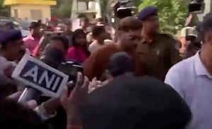 Former Indian cricket team captain MS Dhoni along with his wife, Sakshi arrives at a polling booth in #Ranchi to cast his vote for #JharkhandElection2024 #byelection2024 #bypollelections All India Radio News #airnewstvm | All India Radio News Thiruvananthapuram