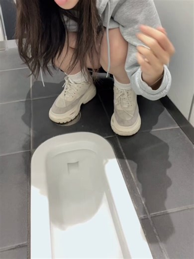 初めての和式トイレ！記憶に無いピンクでびっくり。袖びちょびちょで帰る時大変だった🥲#エメトフィリア #嘔吐フェチ