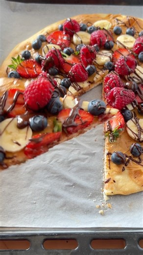 Comment FRUIT PIZZA, and I’ll send the recipe to you! 🍌🫐🍓 A sweet and refreshing fruit pizza is exactly what you need! It is made on a pizza crust slathered with nut butter and loaded with your favorite summer fruits. This easy-to-make snack takes on triple duty as a healthy breakfast, refreshing afternoon snack, or sweet dessert! Save this recipe and follow Plant-Based on a Budget for more summer recipe ideas! Ingredients: ▢ 1 Pizza Crust ▢ ¾ to 1 cup nut butter or seed butter ▢ 2 pieces ban