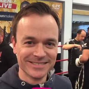 Der Hamburger Box-Weltmeister Sebastian Formella, auch Hafen-Basti genannt, muss am Samstag wieder in den Ring. Er vereidigt seinen Titel gegen Roberto Arriaze aus Nicaragua. Unser Reporter Björn Winter hat Hafen-Basti vor dem Kampf getroffen und weiß nun sogar, wer ihm immer die Haare schön macht  | 17:30 SAT.1 REGIONAL | Facebook