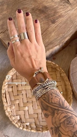 Flávia Barros Acessórios / Acessórios feito a mão! on Instagram: "PACK Elo! Faz muito sucesso em nosso site por serem peças autênticas e exclusiva da FBA! Composto pelas: Elo, Gaia e Quadradinhos São ajustáveis com botão e elástico Perfeitas para serem usadas juntas ou separadas! Digite quero que já te envio o link! #reels #instagram #pulseiras #acessorios #bijuterias"