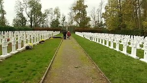 C'est un cimetière un peu particulier, celui du Mont de La Salle à Ciney. C’est là que sont enterrés près de 600 Frères des Ecoles Chrétiennes venus finir leurs jours à Ciney. Beaucoup de Frères de Saint Berthuin y reposent. Situé sur le domaine du Mont de la Salle, le cimetière se découvre au bout d'un chemin qui traverse le parc. 600 frères environ y sont enterrés, près des lieux où ils ont terminé leur vie. C'est un cimetière conventuel. Créé en 1936, le Mont de la Salle était au début une so