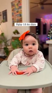 16K views · 619 reactions | Món thứ 12 ăn dặm - cà chua  Bé cầm đồ ăn cả 2 bên tay trái và phải nhé . #andam #andamchobe #embe #bonkhongrang #nuoidaycon #mebimsua #mevabe #babyfood #blw #6monthsold #momlife #cutebaby #organicbabyfood #xuhuong | Lola Ngô | Facebook