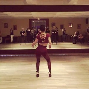 Kizomba Lady Styling!! In Munich♡♡♡ This time a very hot tarraxa to improve our tarraxinha. Thank you so much for the great energy my ladies. #kizomba #kizombaladies #kizombalove #kizombadance #tarraxa #tarraxinha #ginga #workshop #munich #kizandsoul #goals #couplegoals💑 #instavideo #leggings #outfit #barcelona #sexy @portalkizomba @gwepa @socialdancetv @kizombasteps @nyc_kizomba_bachata @kizomba_tr Booking Kizandsoul@gmail.com | Guiu d'Arts kiz