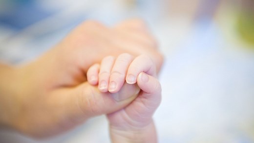 Après s'être fait greffer l'utérus de sa mère, une Française donne naissance à une petite fille
