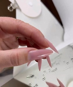 Gel Easy Shape Light Rose 😍💖💖 La finesse de ces amandes by Oriane Rouge Carmin styliste ongulaire #IndigoDesignerFRANCE. 🛍• Retrouvez tous nos produits sur www.indigonails.fr #indigonailsfrance #indigodesigner #easyshapelightrose #indigoaddict #nudenails #ongles #nails #nailart #gelpolish #girl #fashion #nailporn #indigofrance #colors #indigonails | Indigo Nails France