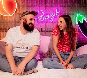 "Plots lag er een enveloppe met geld naast mijn bed. What the fuck?" Meer van onze YouTube-reeks #Flowjob bekijken? Check bit.ly/flowjob. | Studio Brussel