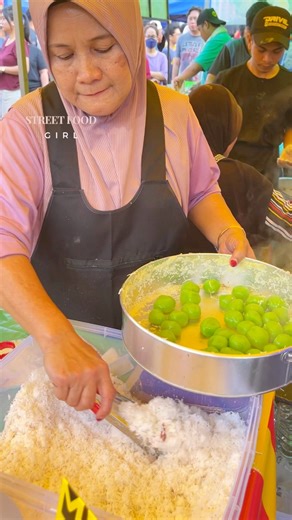39K views · 327 reactions | Pandan coconut sugar glutinous rice balls (Ondeh-ondeh) #streetfood #yummy #reels #shorts #ramadanbazaar | Street food girl | Facebook