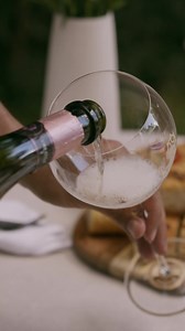 Conheça o Cave Geisse Rosé Brut: feito para quando o sol brilha, a companhia é perfeita, e o brinde se torna inesquecível. Aprecie com responsabilidade.�Para maiores de 18 anos. #cavegeisse #espumanterose #espumantesgeisse | Família Geisse